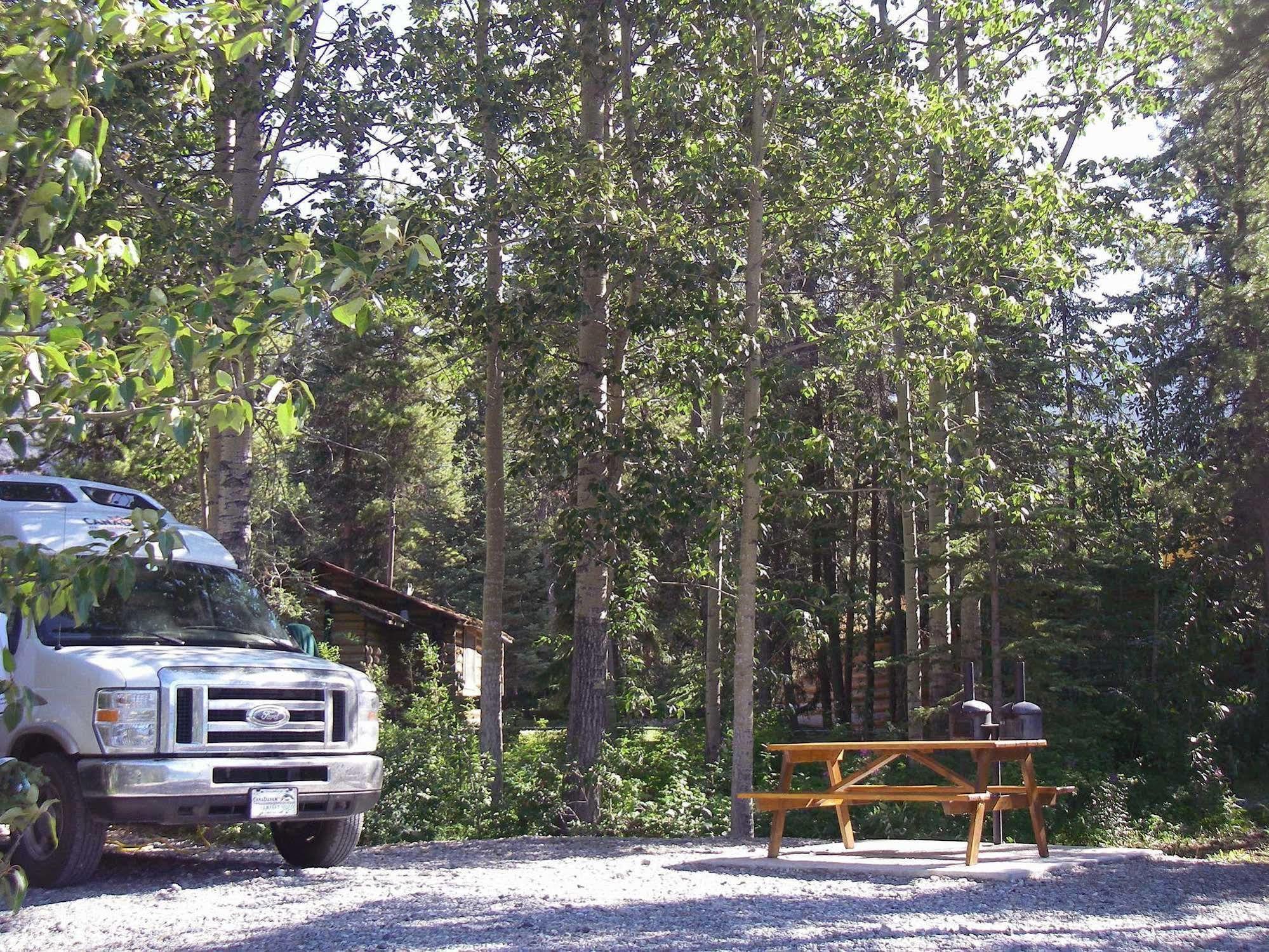 Northern Rockies Lodge Muncho Lake Exterior photo